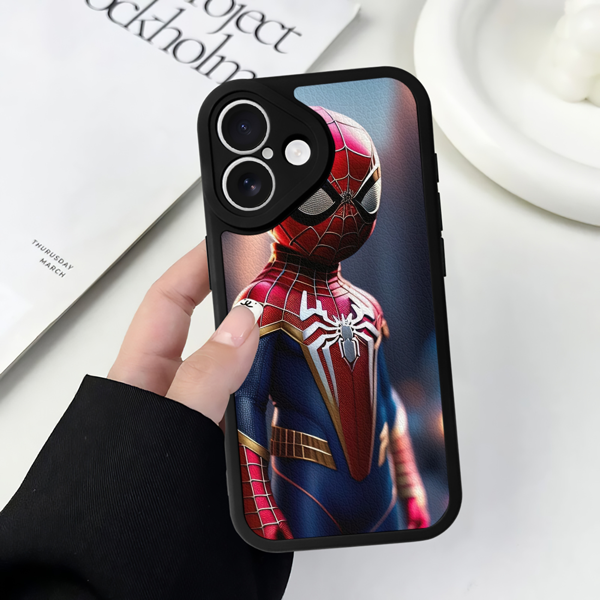 Spider Man スパイダーマン 【iPhone 16シリーズ対応】シリコンスマホケース（レザー調） 材質：シリコン